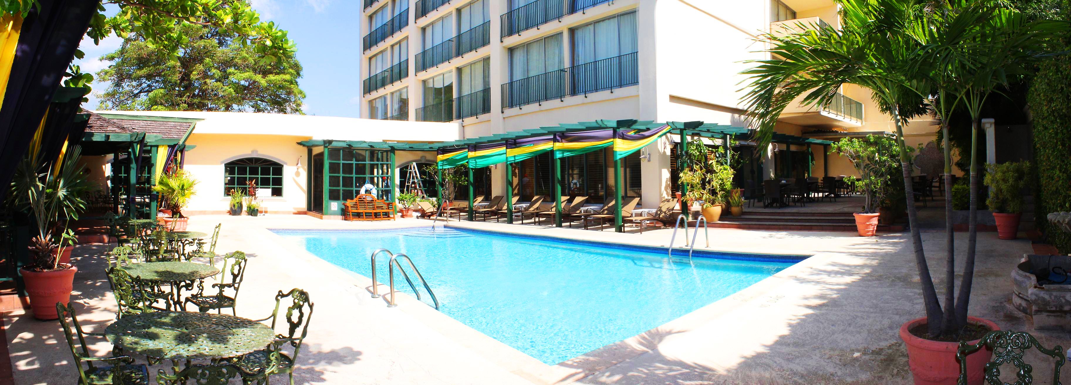 Pool Bar at The Courtleigh Hotel and Suites